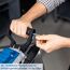 Person justiert mit Inbusschlüssel Handgriff