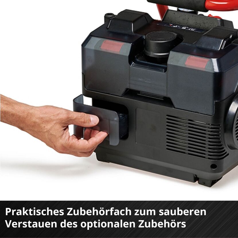 Hand öffnet Fach am Kompressor