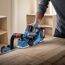 Person hobelt Holz mit Elektrohobel