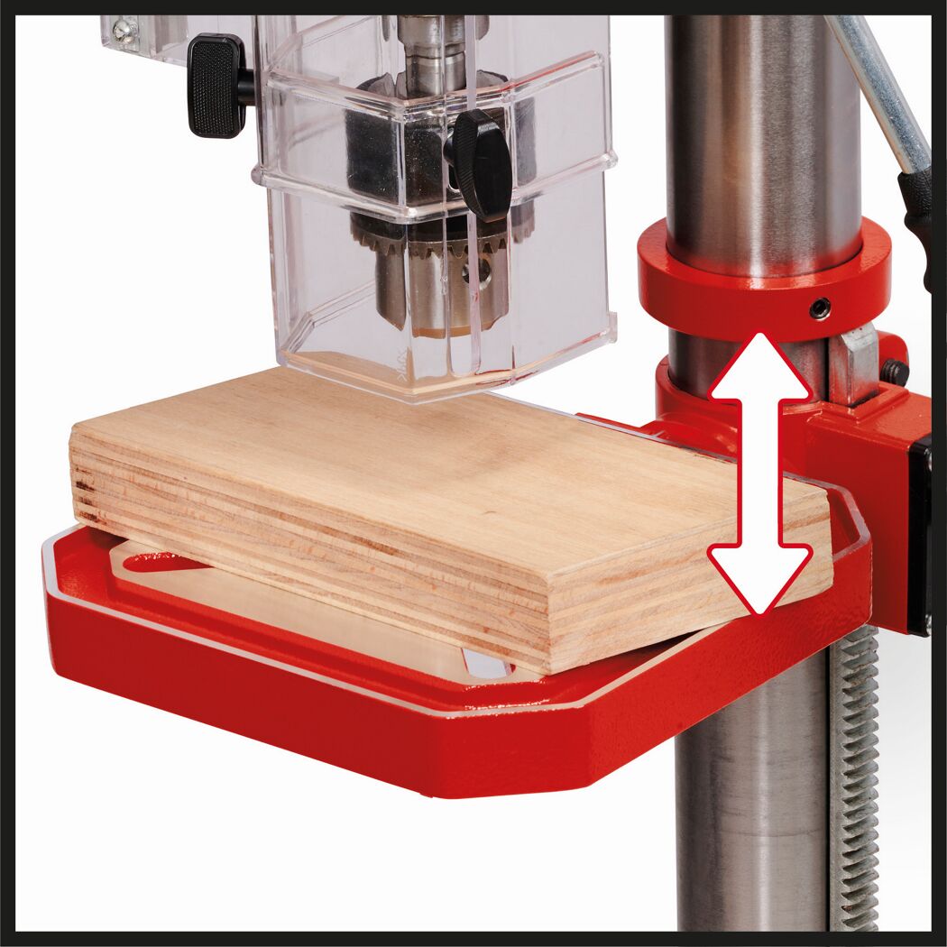 Holz auf Säulenbohrmaschine