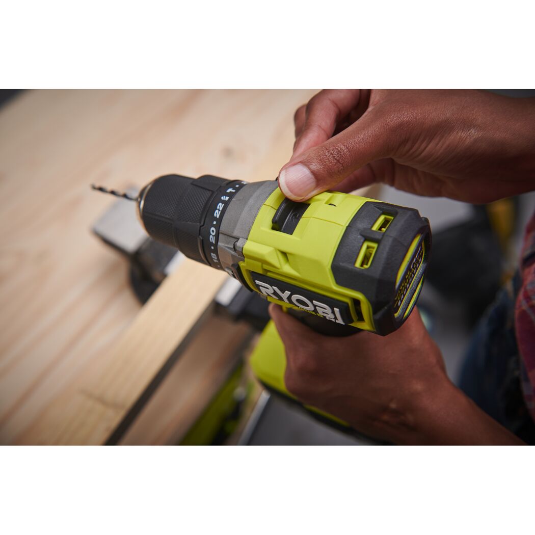 Person verwendet einen RYOBI Akkuschrauber.