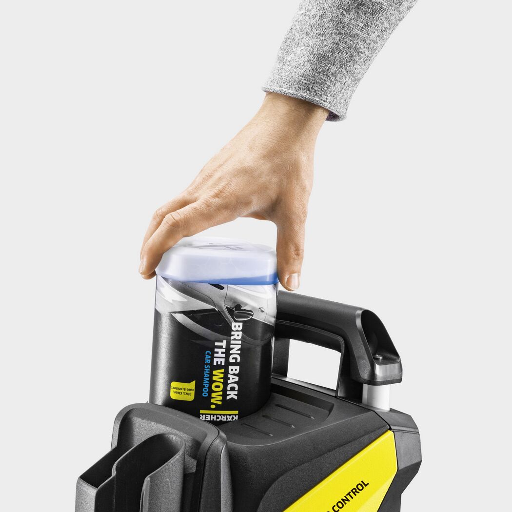 Hand füllt KÄRCHER Autoshampoo in Hochdruckreiniger