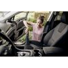 Person saugt Autositz mit Staubsauger