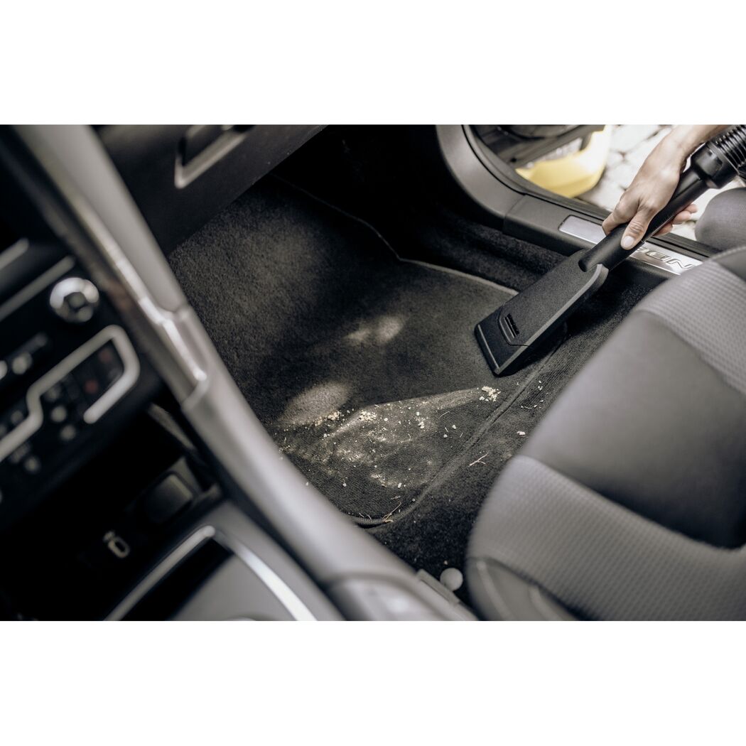 Staubsauger auf Autoteppich
