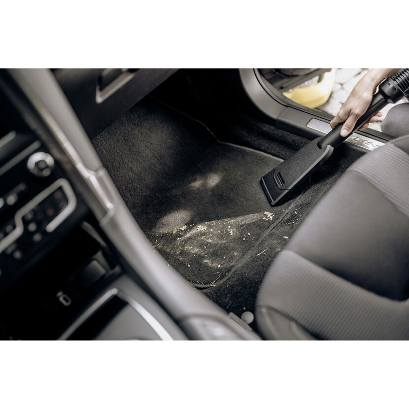 Staubsauger auf Autoteppich