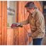 Person schleift Holz mit Deltaschleifer