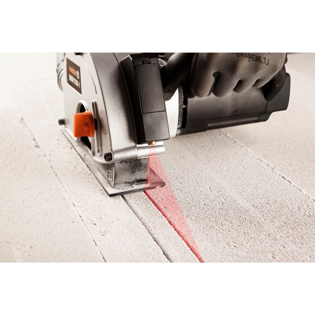 Person benutzt Mauernutfräse mit rotem Laser auf Wand.