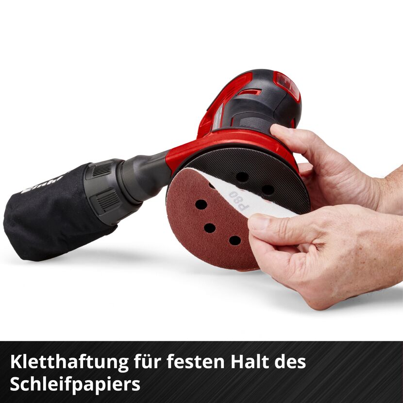Person wechselt Schleifpapier an Exzenterschleifer