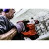 Person mit Bohrhammer von Einhell