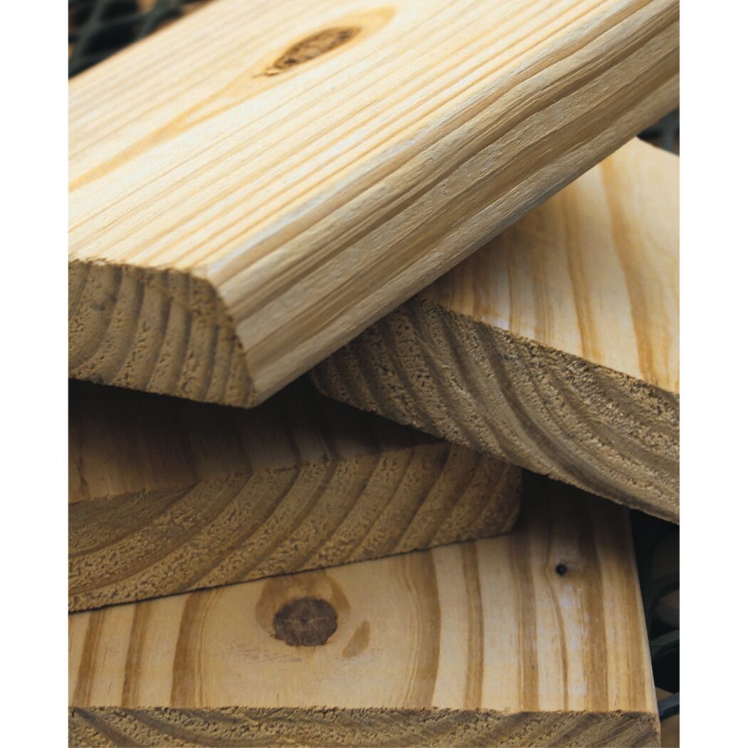 Stapel gehobelter Holzbretter