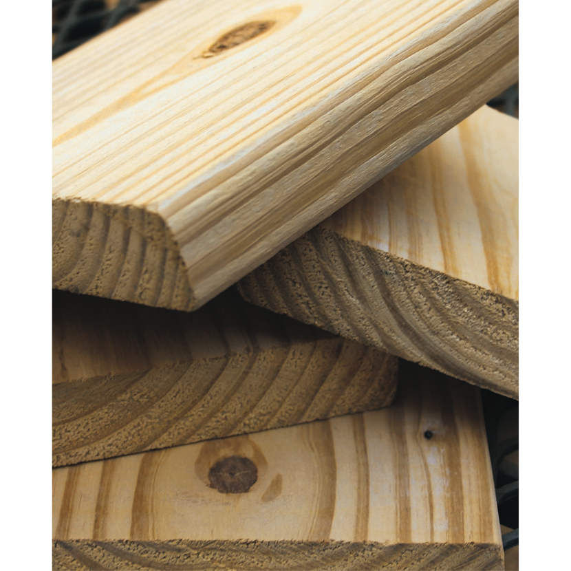 Stapel gehobelter Holzbretter