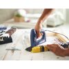 Person benutzt einen Elektrotacker von Rapid.