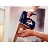 Person benutzt einen Rapid Handtacker MS4.1 an einem Bilderrahmen.
