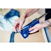 Person lädt Klammern in einen blauen Handtacker.