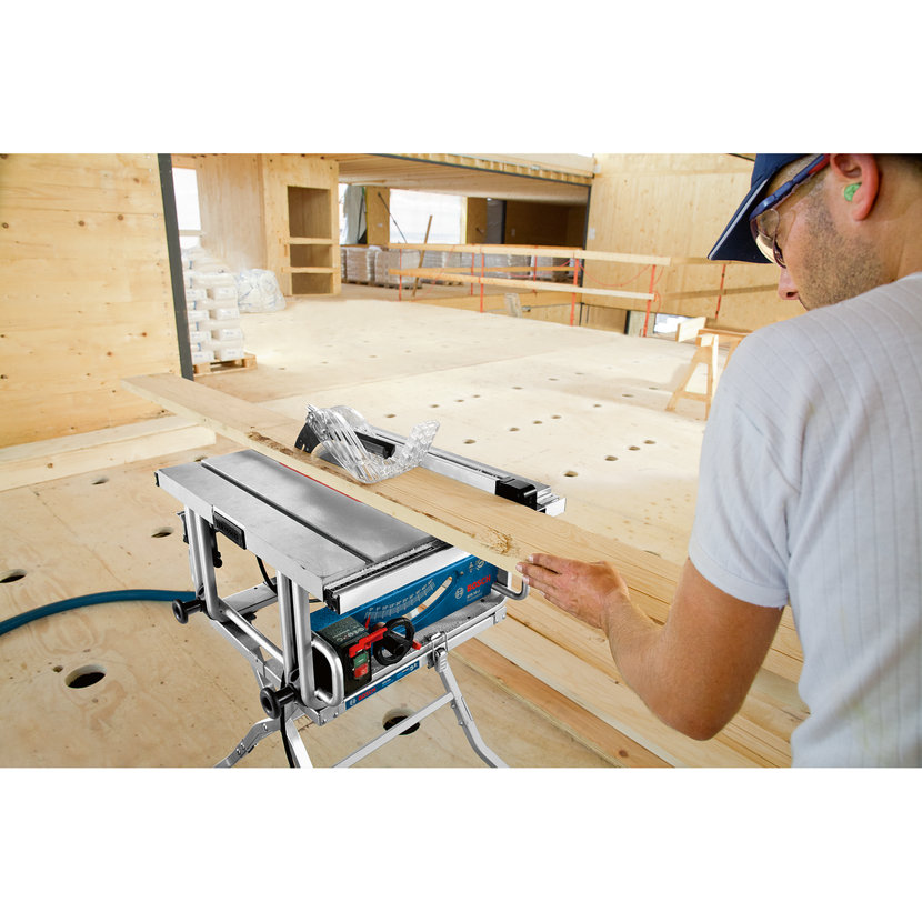Person sägt Holz mit Tischkreissäge GTS 10 J von Bosch.