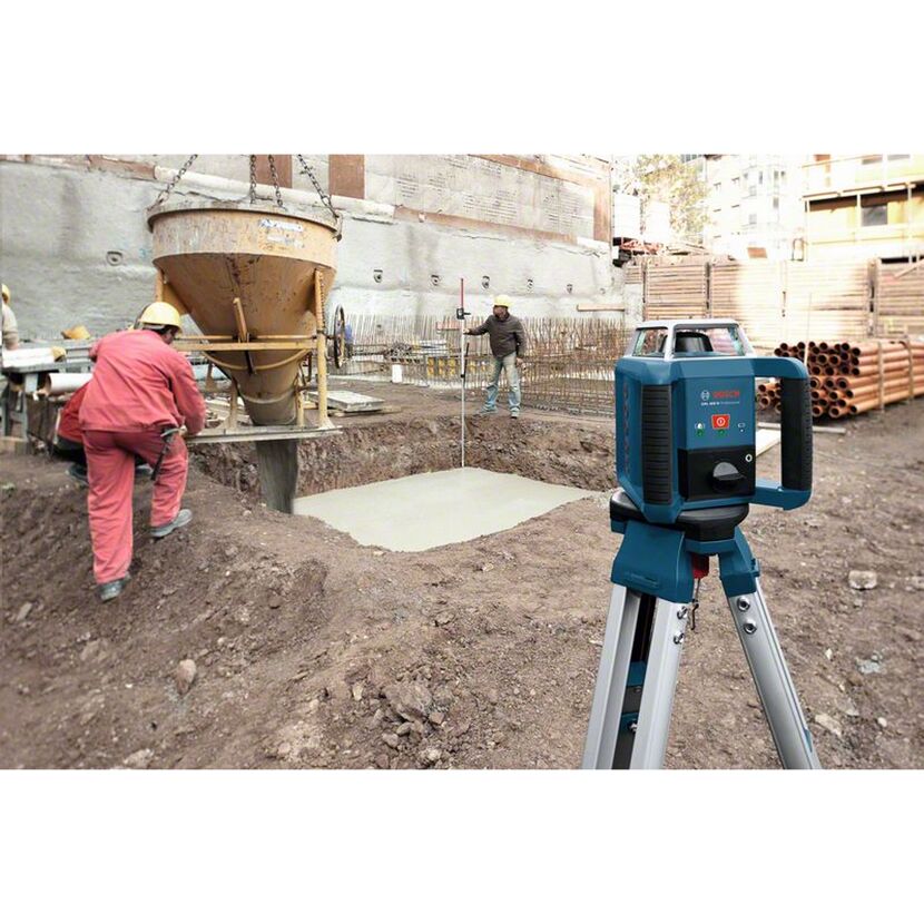Personen arbeiten auf einer Baustelle mit einem Rotationslaser.