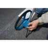 Person benutzt Messrad auf Asphalt