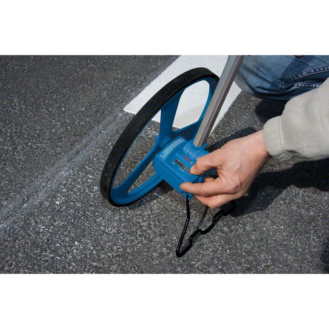 Person benutzt Messrad auf Asphalt