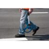 Person misst Strecke mit Messrad