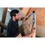 Person misst Winkel mit digitalem Winkelmesser von Bosch.