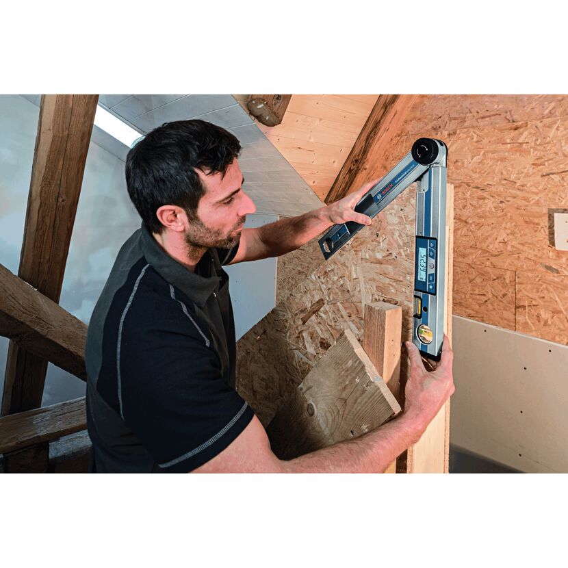 Person misst Winkel mit digitalem Winkelmesser von Bosch.
