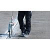 Person misst Strecke mit Messrad