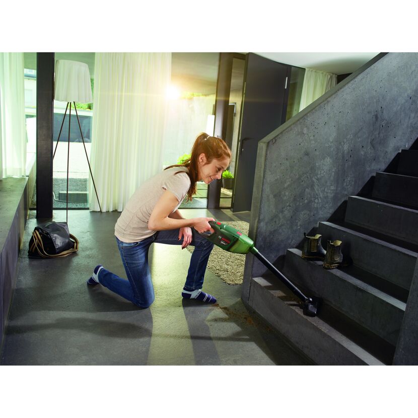 Person saugt Treppe mit dem Akku-Handstaubsauger EasyVac 12