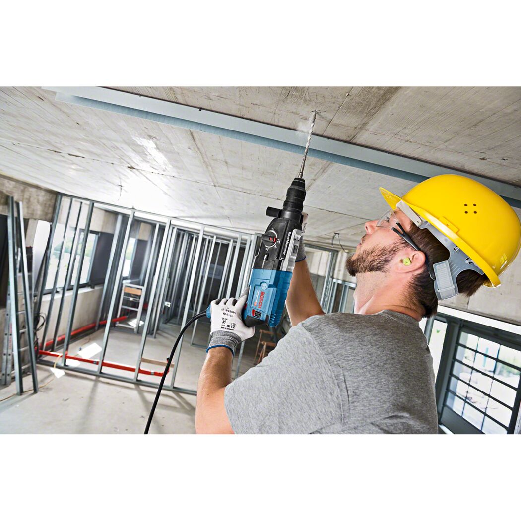 Person bohrt mit Bohrhammer GBH 2-26 F Professional von Bosch in Decke