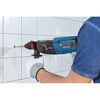 Person bohrt mit dem Boschhammer GBH 2-28 F in eine Wand.