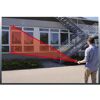 Person misst Abstand mit Laser-Entfernungsmesser