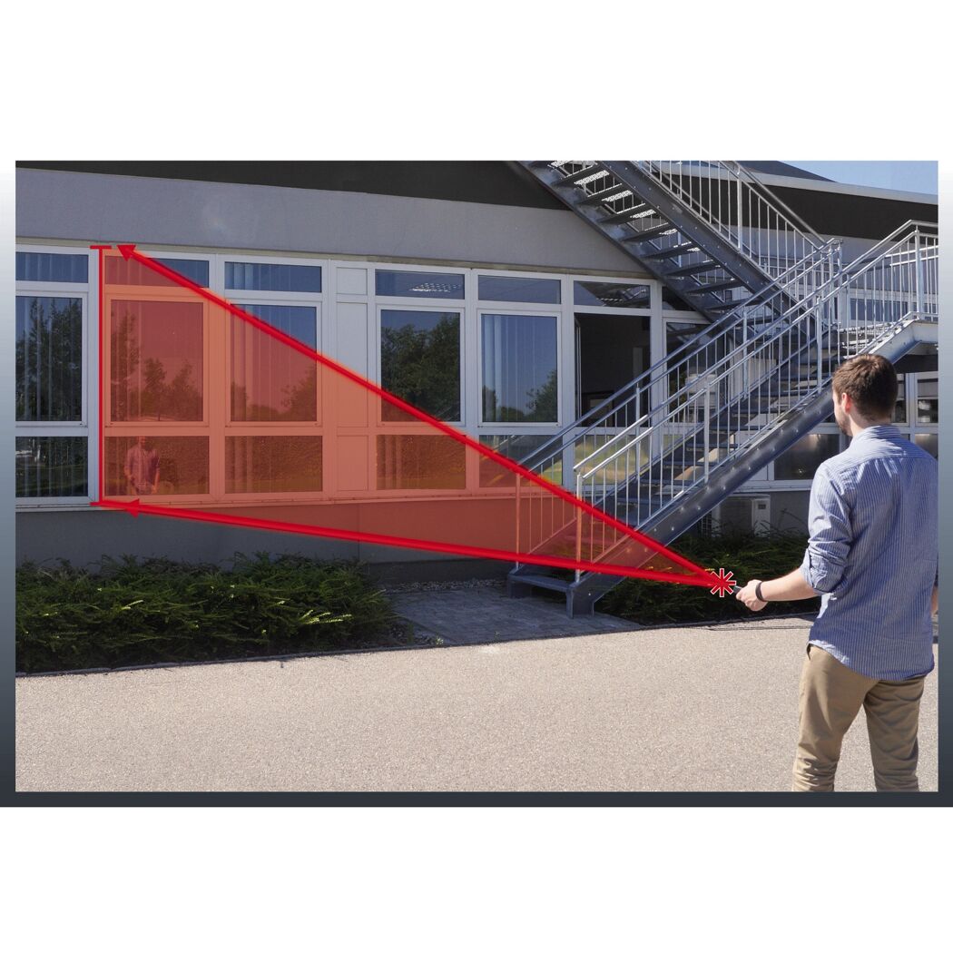 Person misst Abstand mit Laser-Entfernungsmesser