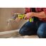Person schneidet mit RYOBI Akku-Multitool eine Öffnung in die Wand.