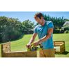 Person hobelt Holz mit Akku-Hobel