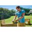 Person hobelt Holz mit Akku-Hobel