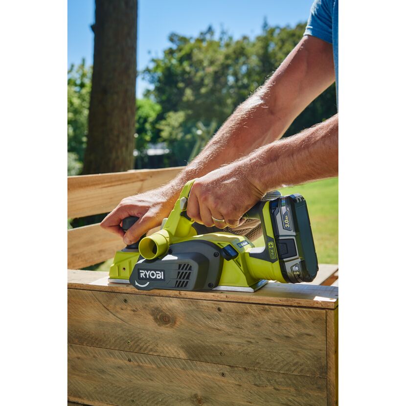 Person verwendet einen Akku-Hobel von Ryobi.