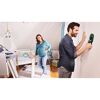 Person verwendet Bosch Ortungsgerät UniversalDetect in Babyzimmer.
