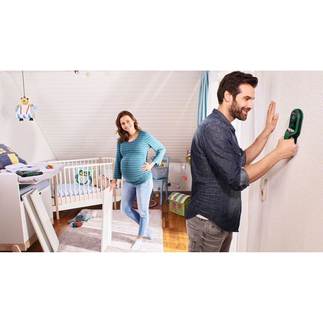 Person verwendet Bosch Ortungsgerät UniversalDetect in Babyzimmer.