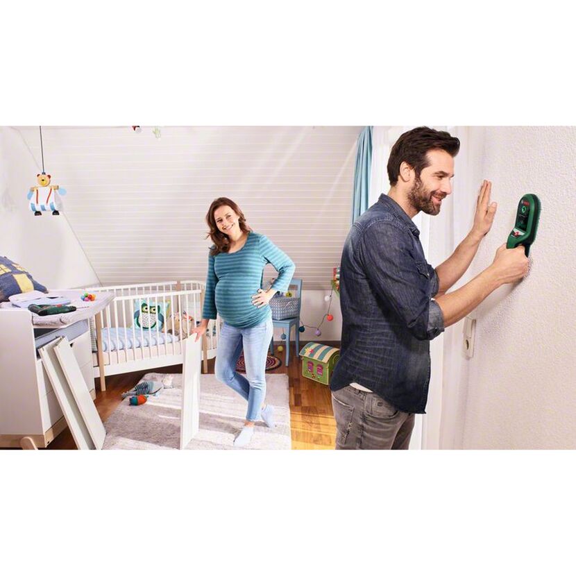 Person verwendet Bosch Ortungsgerät UniversalDetect in Babyzimmer.