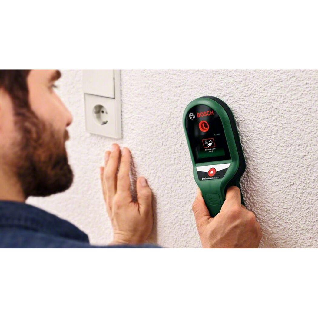 Person scannt Wand mit Bosch UniversalDetect