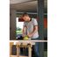 Person schleift Holz mit RYOBI Schwingschleifer.