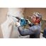 Person entfernt Fliesen mit dem Boschhammer