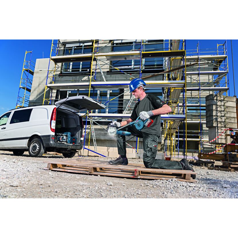 Person mit Akku-Gebläse GBL 18V-120 auf Baustelle