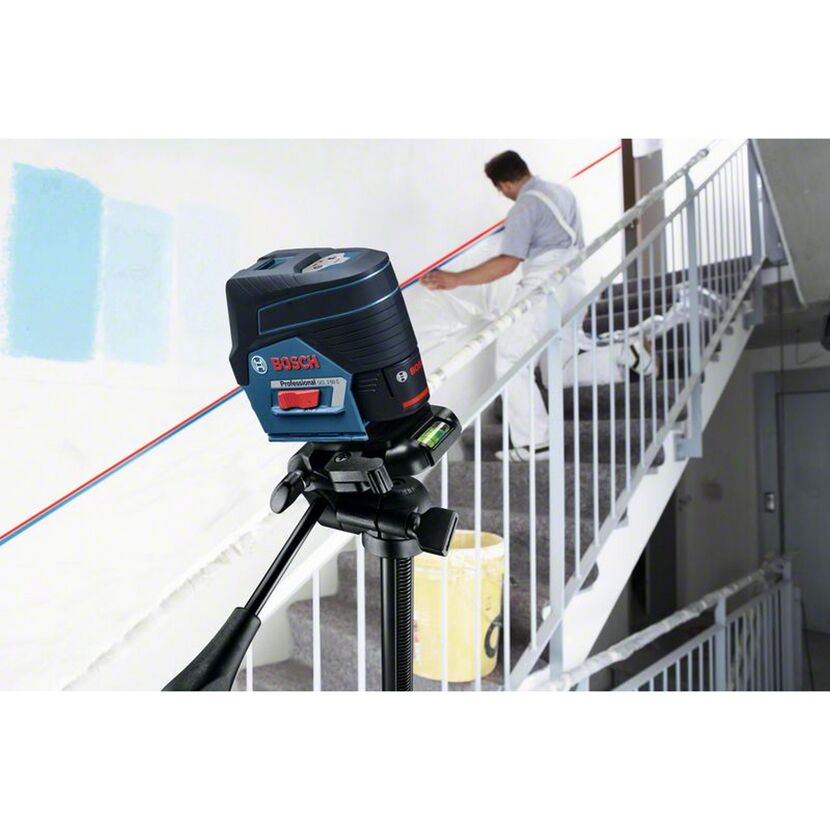 Person verwendet Linienlaser GCL 2-50 C Professional von Bosch an Treppe