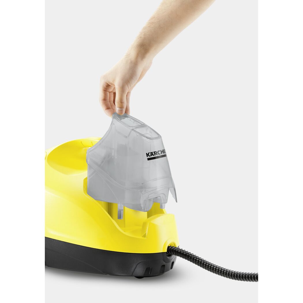 Person öffnet den Wassertank eines Kärcher Dampfreinigers.