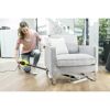 Person reinigt Sofa mit Dampfreiniger