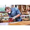 Person schleift Holz mit Schwingschleifer