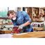 Person schleift Holz mit Schwingschleifer