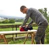 Person schleift Holz mit dem Bandschleifer TC-BS 8038 von Einhell