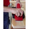 Person hobelt ein Holzbrett mit dem Elektrohobel