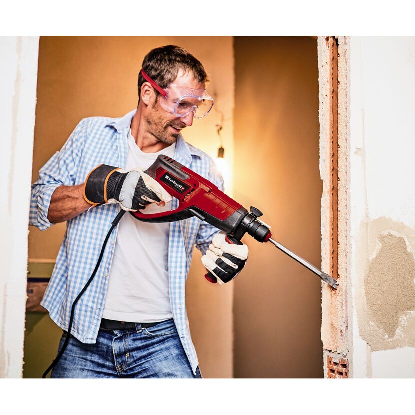 Person benutzt einen Bohrhammer von Einhell.